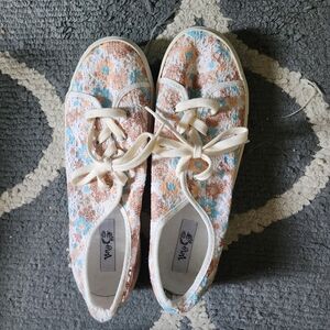 LIKE NEW Very G Casual Shoes